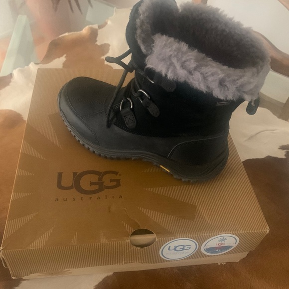 UGG BOOTS WOMENS SIZE 7 (BLACK) FAUX FUR / LACE UP / WORN ONCE - Picture 6 of 15